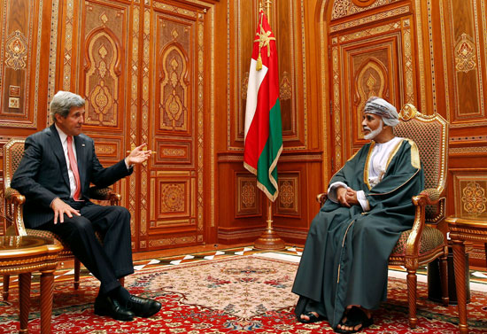 وزير الخارجية الأمريكي جون كيري (إلى اليسار) يجتمع مع السلطان العماني قابوس بن سعيد في بيت البركة في مسقط