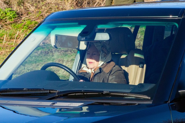 ملكة بريطانيا تقود سيارتها دون حزام أمان