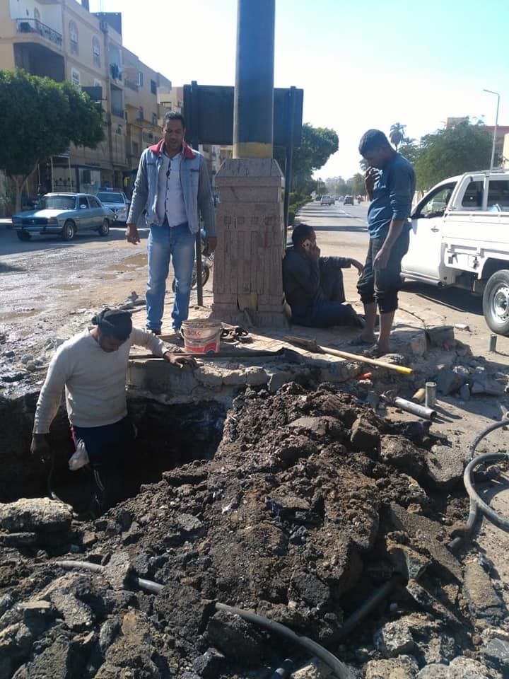 إصلاح ماسورة مياه بميدان مكتبة مصر العامة في الأقصر وعودة المياة (4)