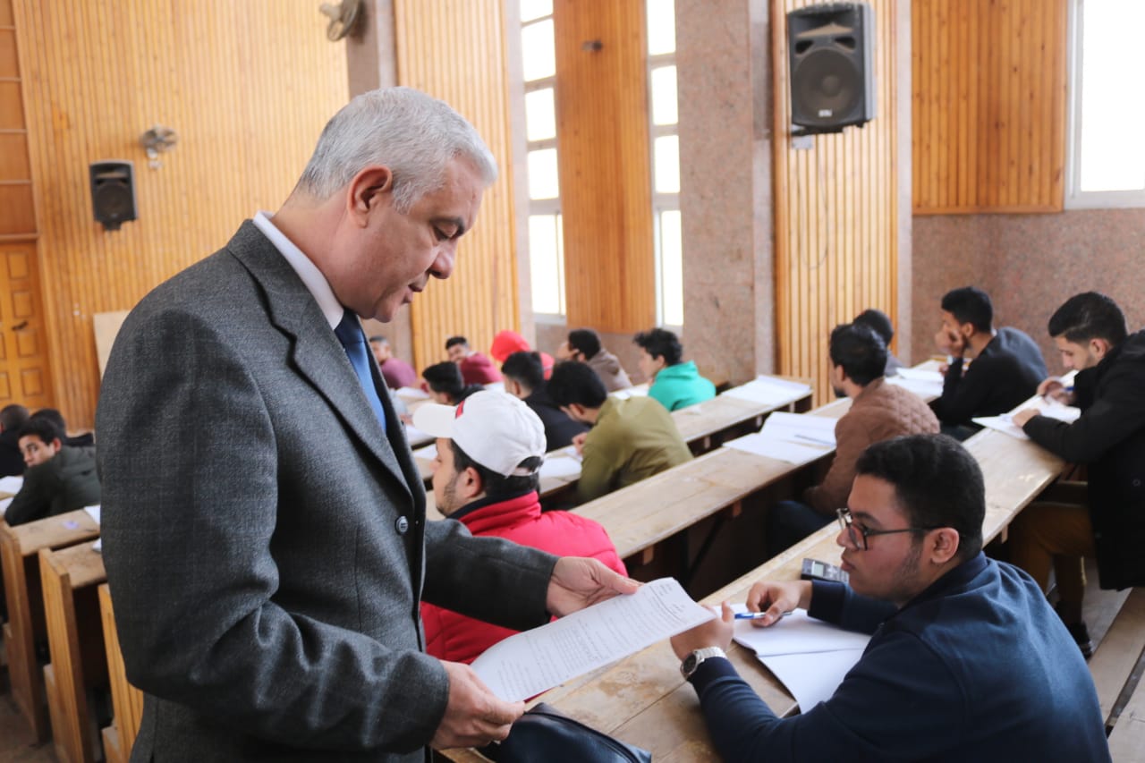 رئيس جامعة المنوفية يتفقد لجان الامتحانات (3)