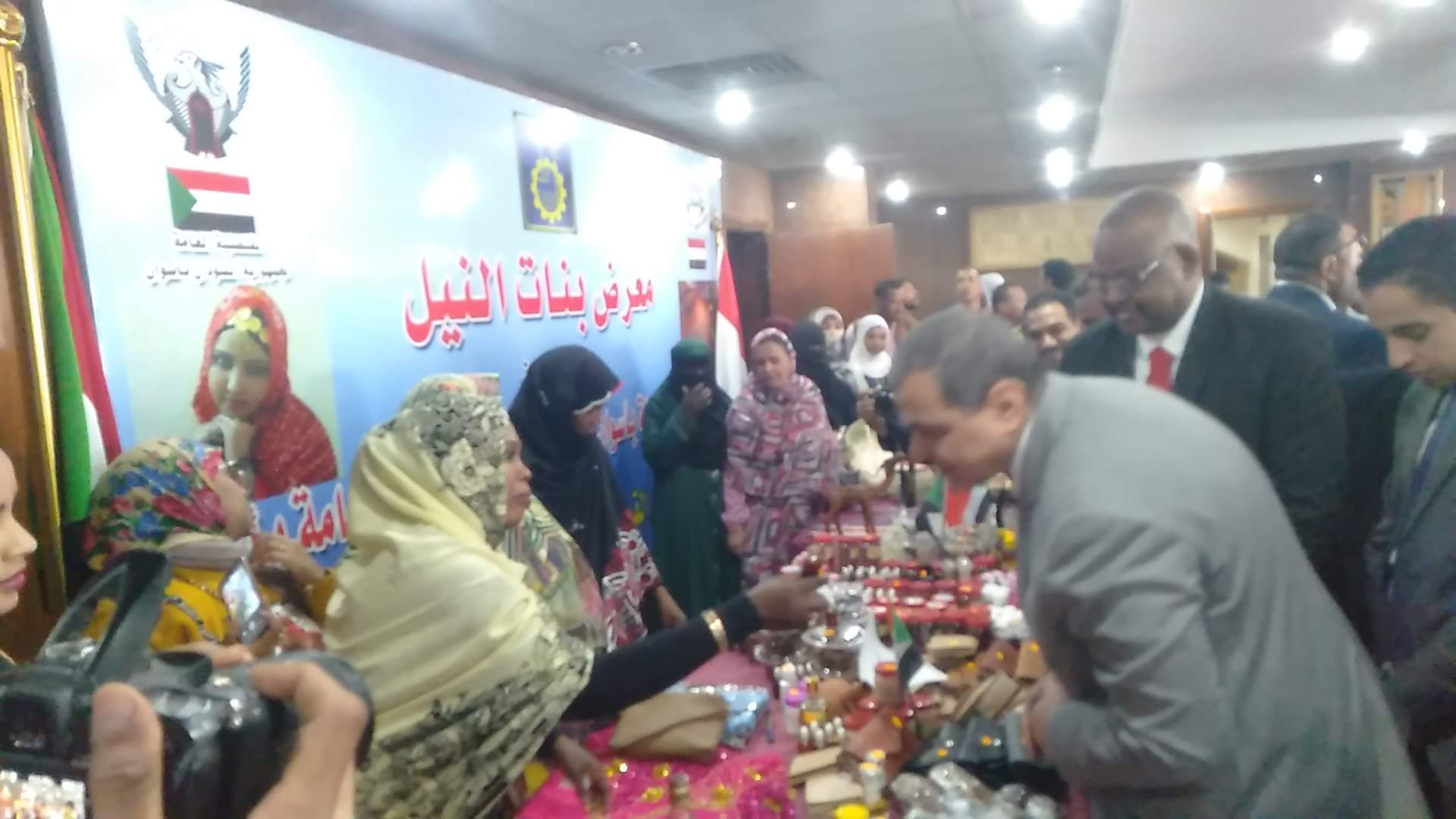 وزير القوى العاملة يفتتح معرض للمشغولات اليدوية المصرية السودانية (4)