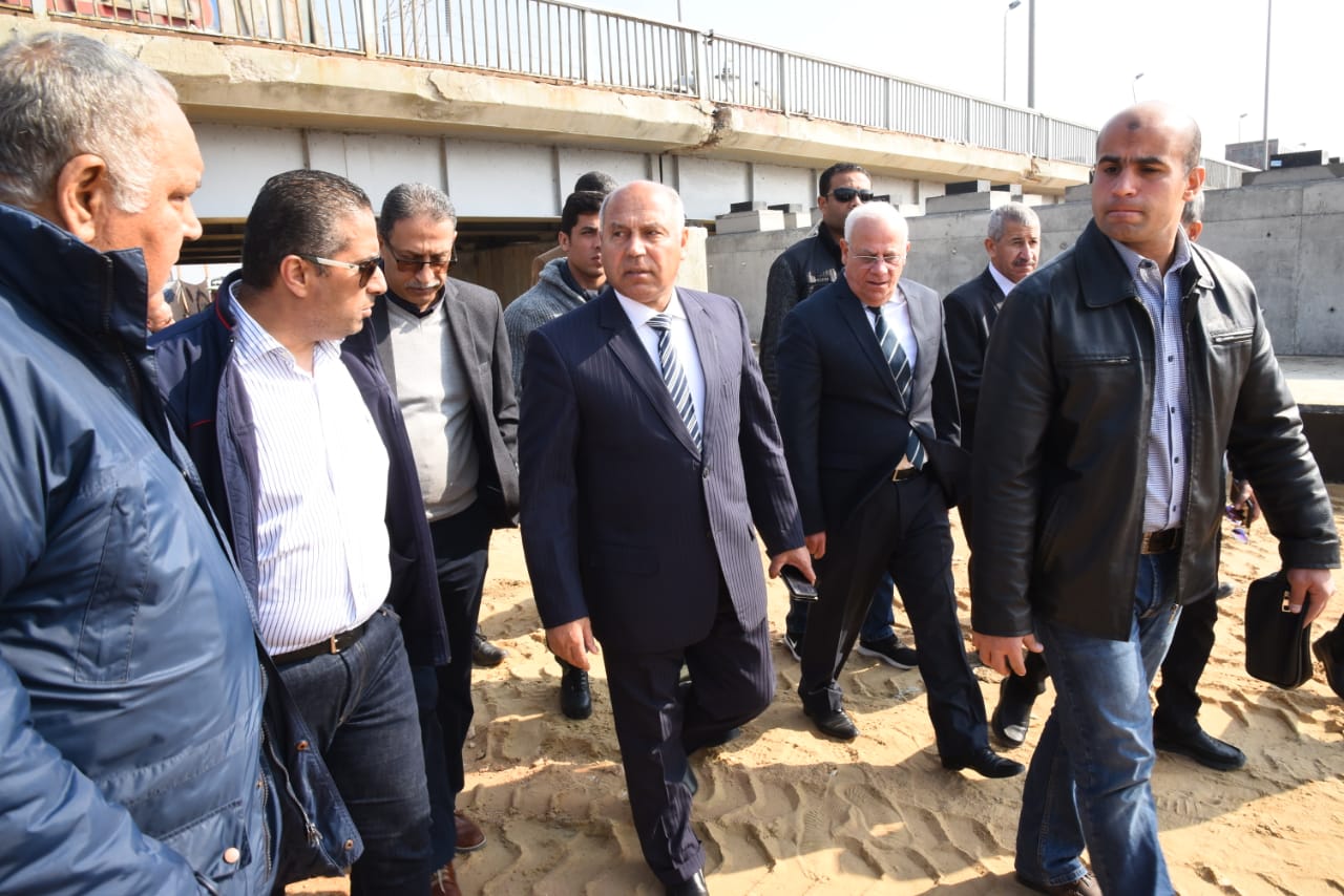 وزير النقل ومحافظ بورسعيد يتابعان سير العمل في أزدواج كوبري ٦.٥ علي الطريق الدولي الساحلي (5)