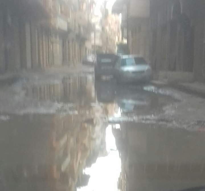 سكان السنانية بدمياط يشكون تراكم القمامة ومياه الأمطار بالشوارع  (2)