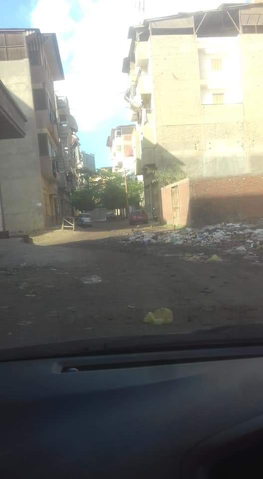 سكان السنانية بدمياط يشكون تراكم القمامة ومياه الأمطار بالشوارع  (3)