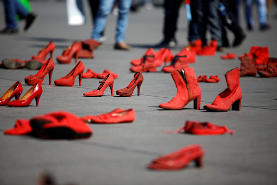 أحذية حمراء