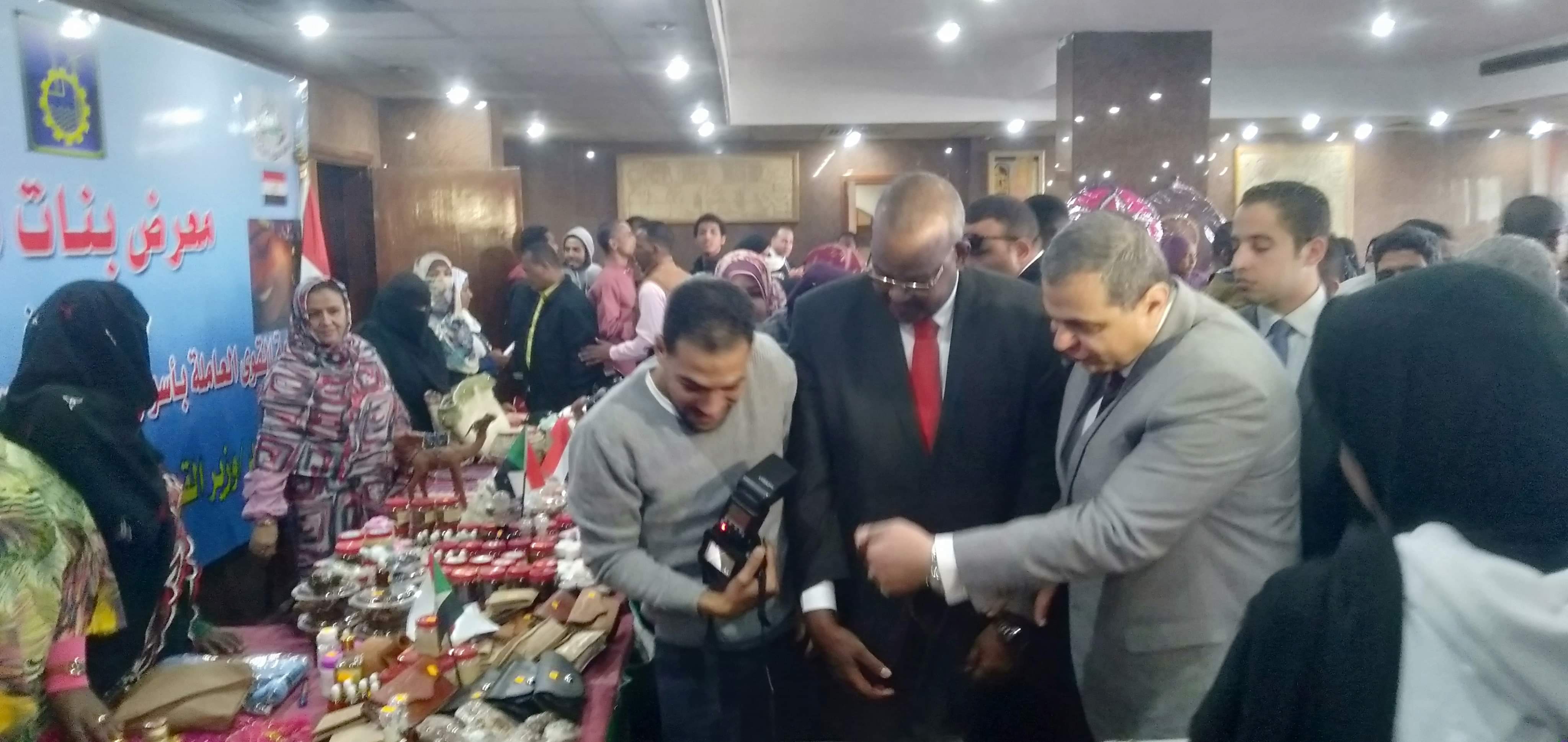 وزير القوى العاملة يفتتح معرض للمشغولات اليدوية المصرية السودانية (3)