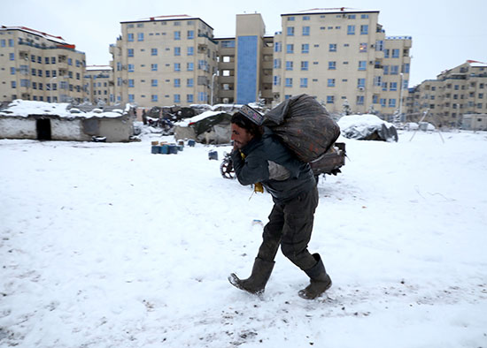رجل يحمل كيسا على ظهره فى كابول