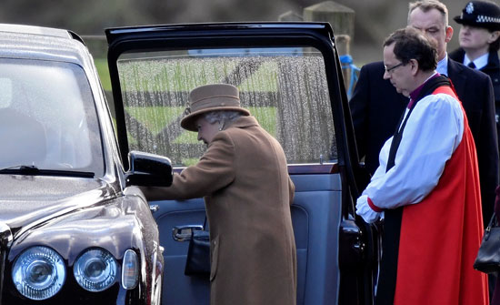 ملكة بريطانيا إليزابيث تغادر بصحبة أفراد العائلة المالكة