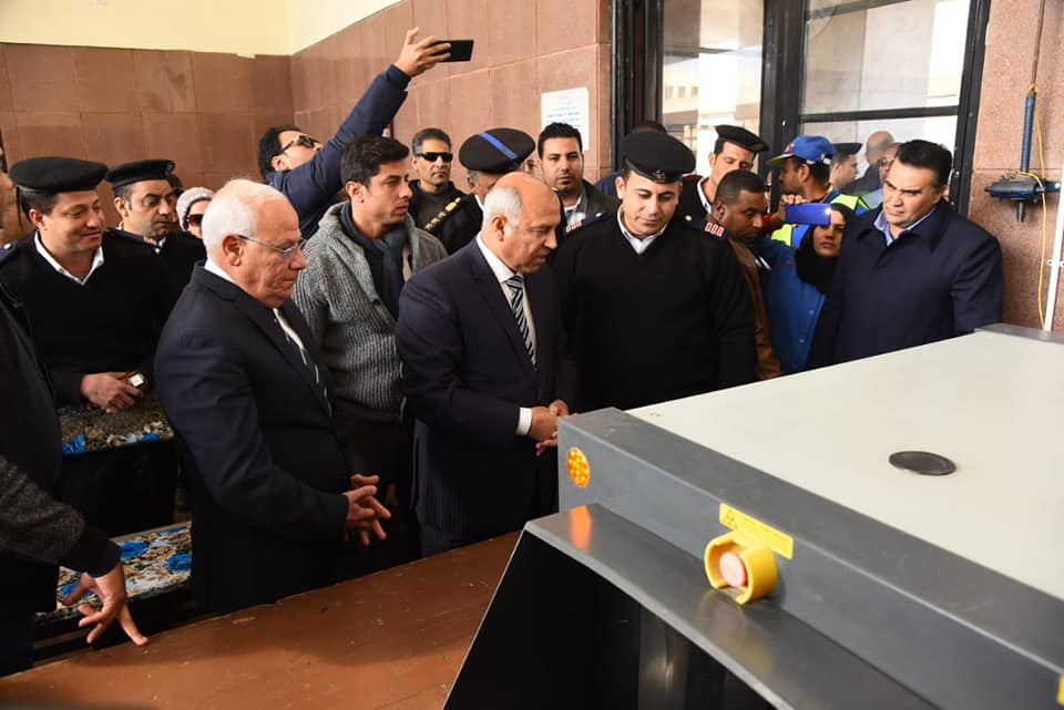 وزير النقل ومحافظ بورسعيد يفتتحان أعمال تطوير محطة السكة الحديد (4)