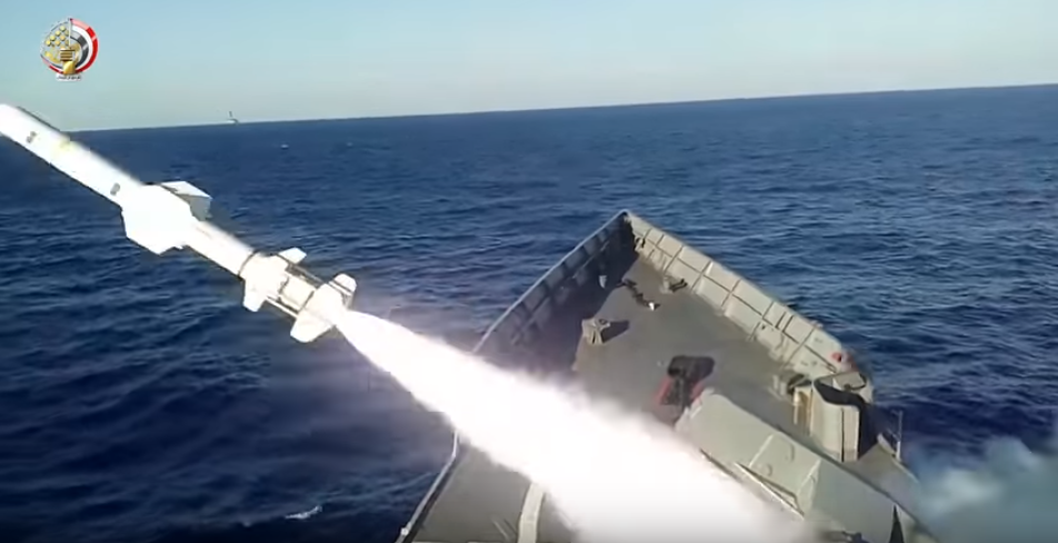 صاروخ يخرج من أحد القطع البحرية للجيش المصرى