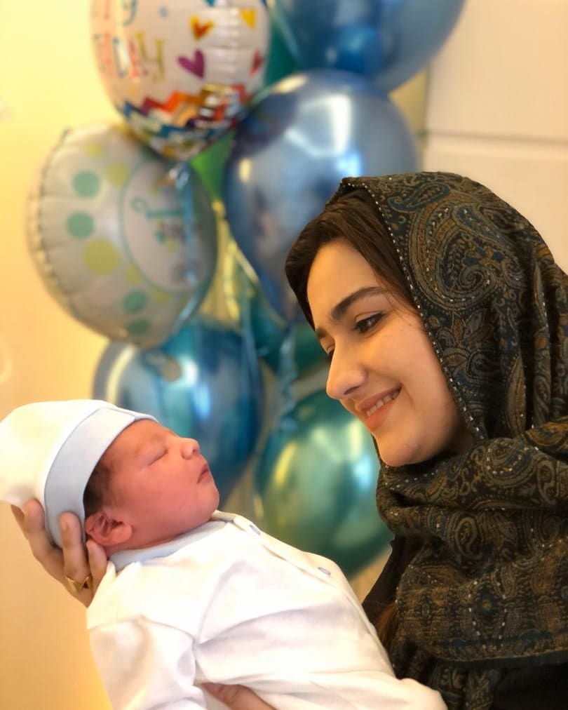 زهراء خاتمى مع طفلها