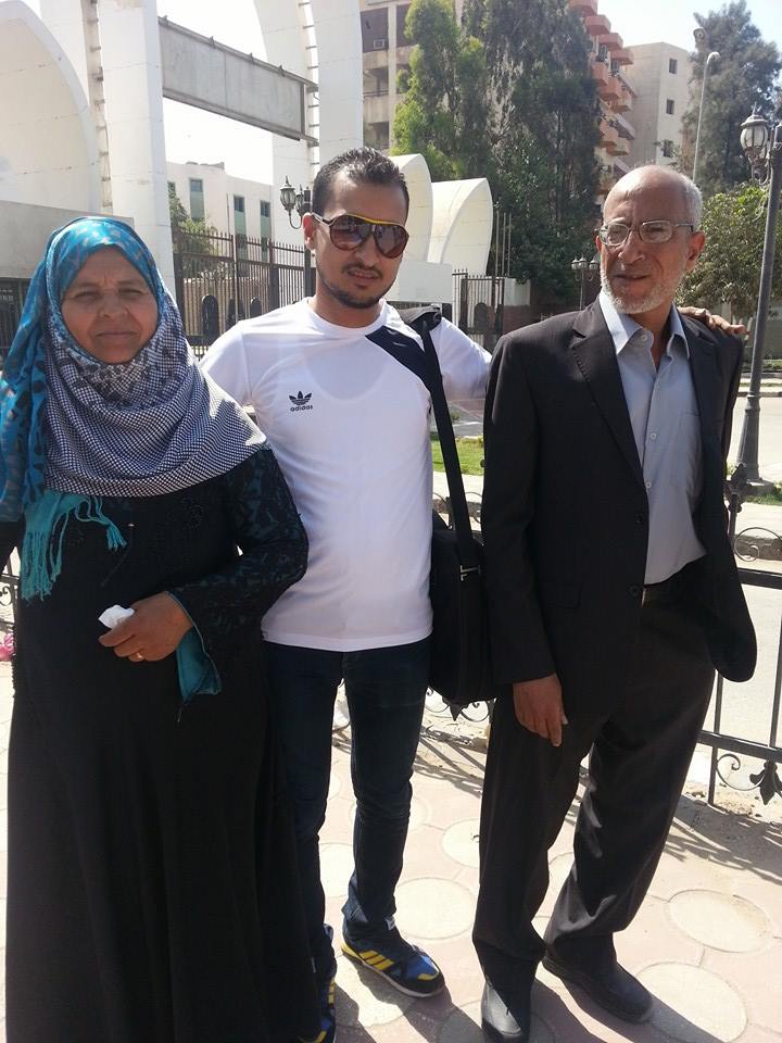 الدكتور السيد أحمد مع زوجته وابنه
