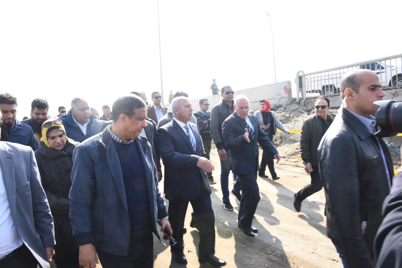 وزير النقل ومحافظ بورسعيد يتابعان سير العمل في أزدواج كوبري ٦.٥ علي الطريق الدولي الساحلي (6)