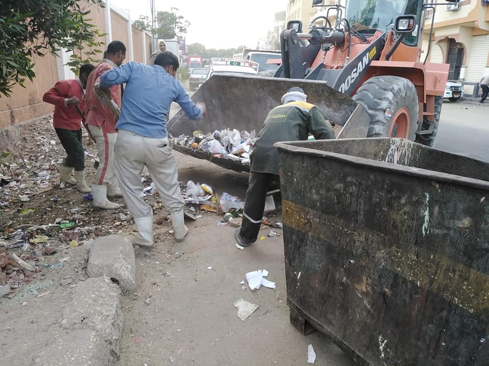حملة نظافة كبري بشوارع حي جنوب الأقصر (1)