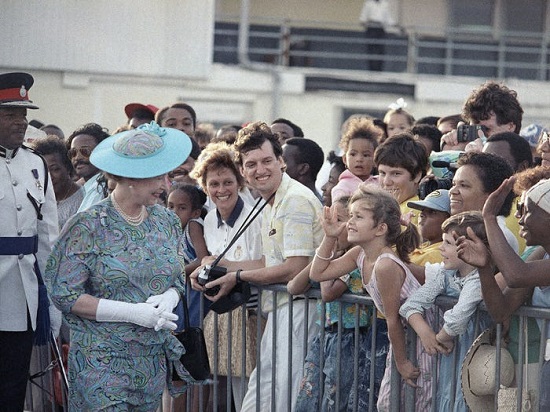 الملكة إليزابيث تحافظ على مسافة مناسبة مع الناس