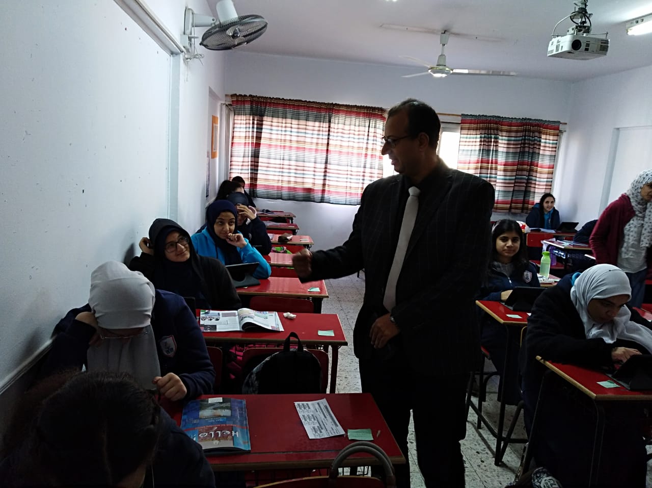 طلاب الثانوى الثانوى يؤدون امتحان اللغة الإنجليزية على التابلت  (4)