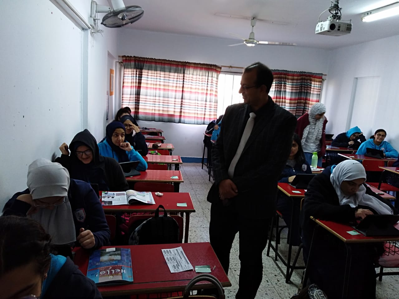 طلاب الثانوى الثانوى يؤدون امتحان اللغة الإنجليزية على التابلت  (7)