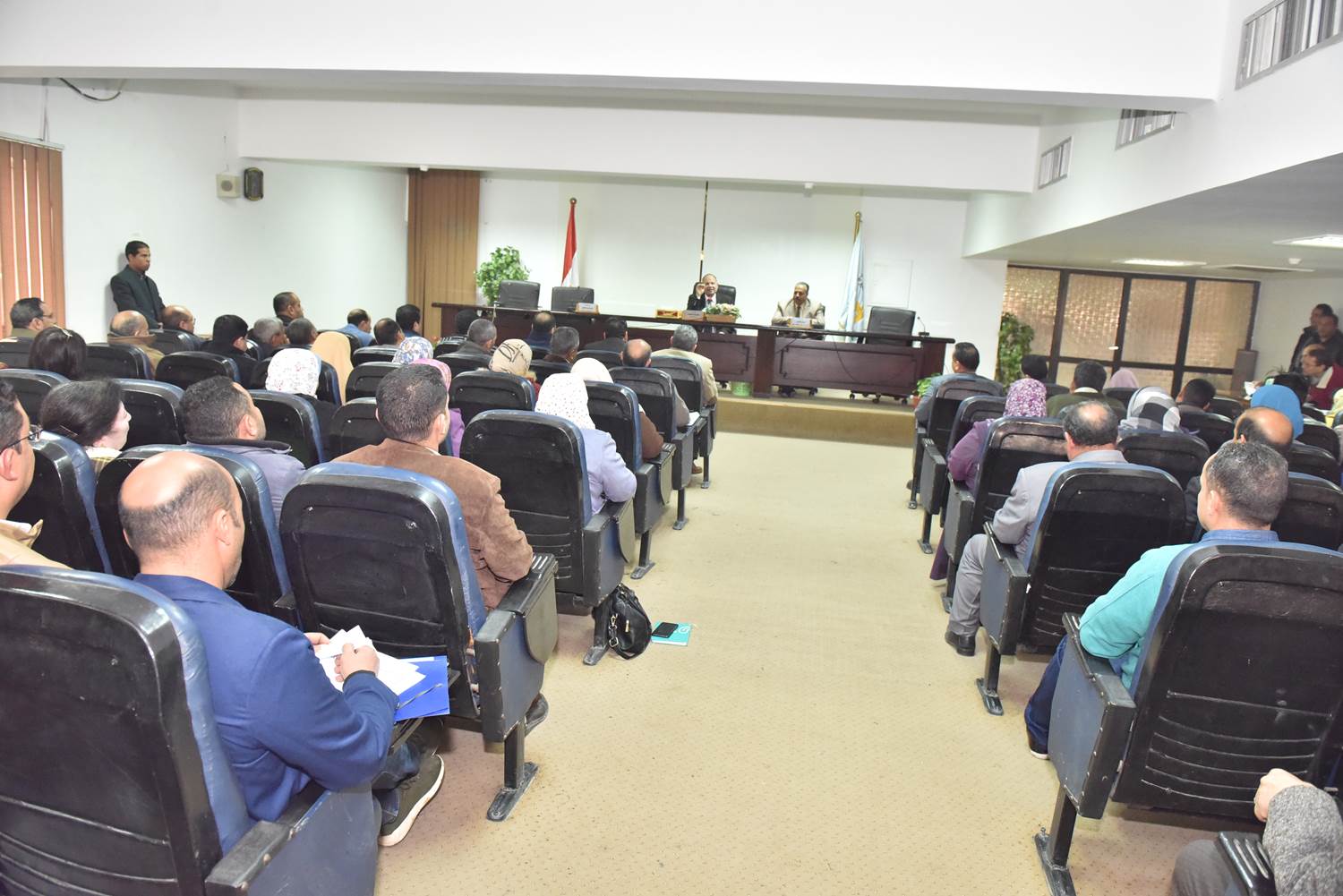 محافظ أسيوط يعقد اجتماعا موسعا بمديري إدارات الديوان العام (2)