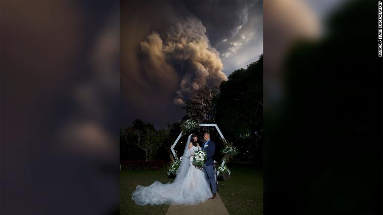 التقاط صور زفاف خلف امام البركان