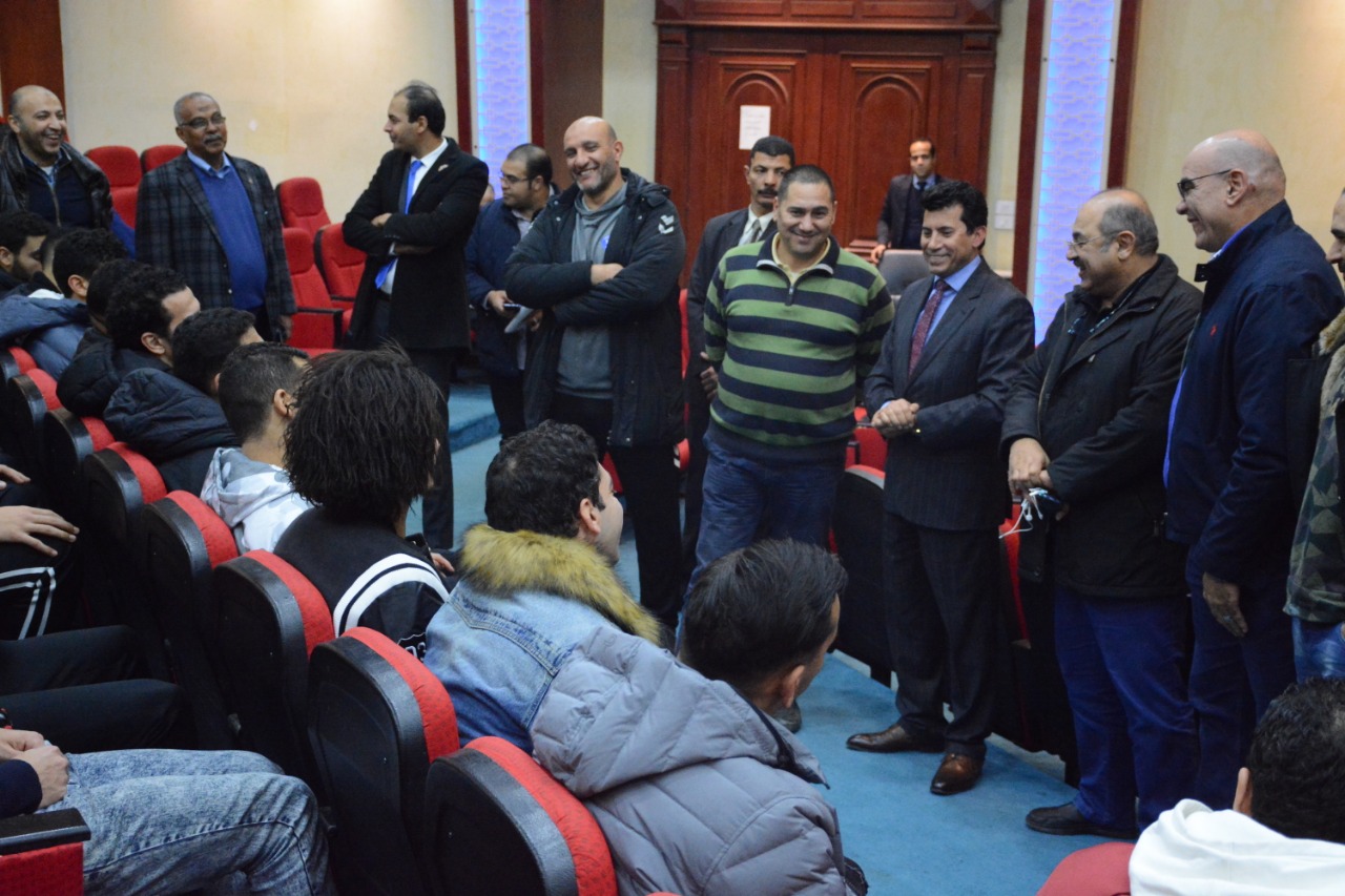وزير الشباب والرياضة مع لاعبي المنتخب الوطني المصري لكرة اليد  (5)