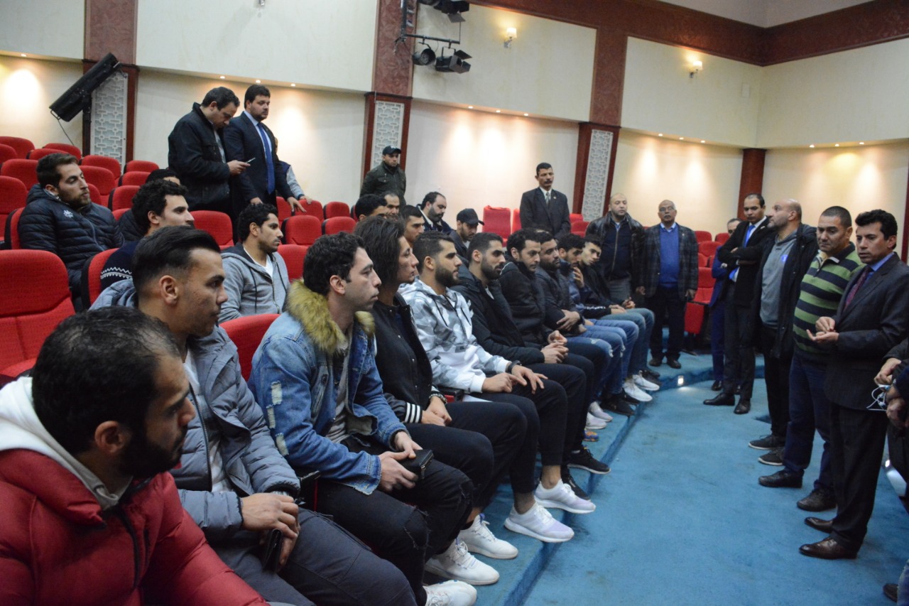 وزير الشباب والرياضة مع لاعبي المنتخب الوطني المصري لكرة اليد  (2)