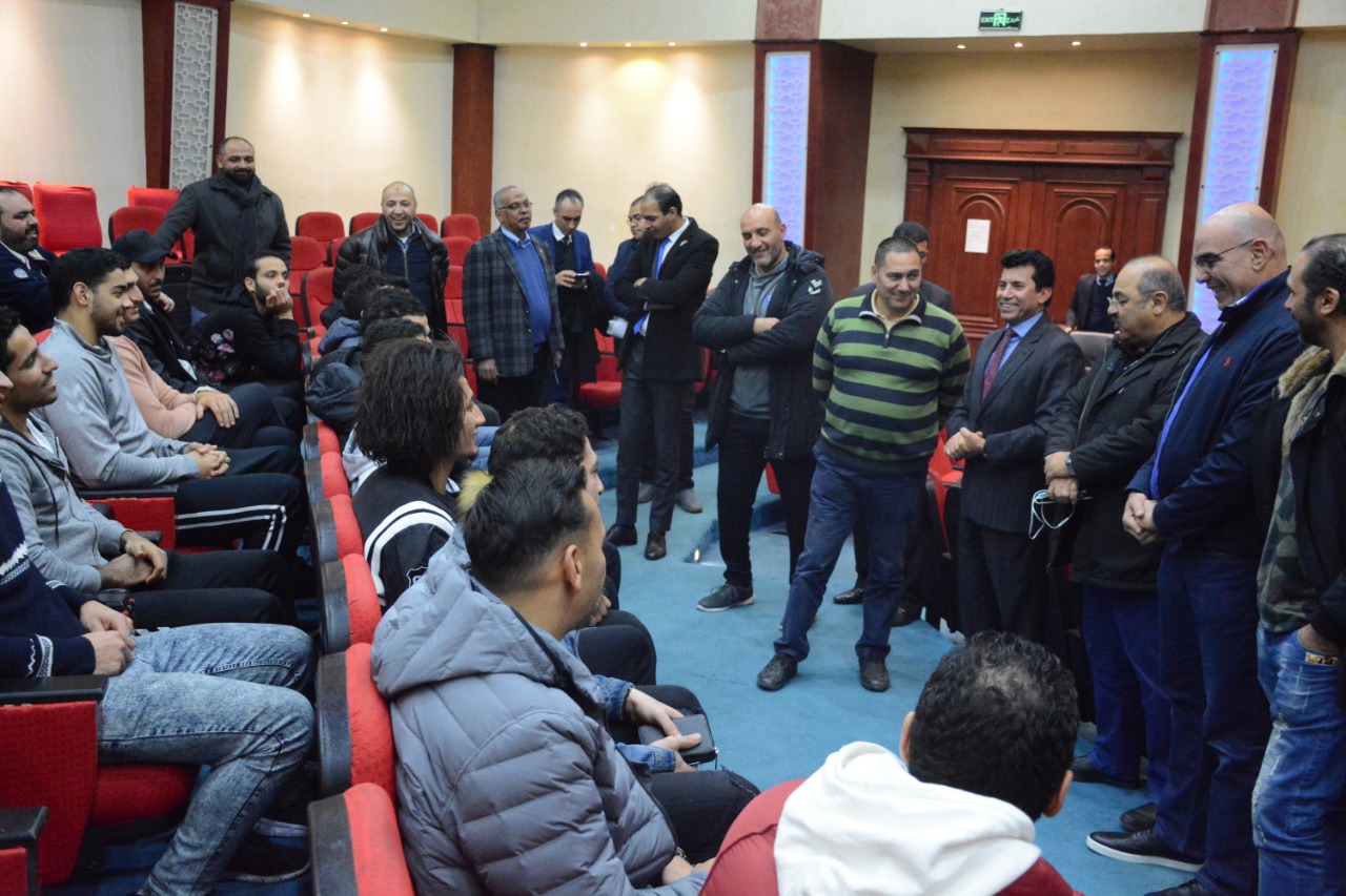 وزير الشباب والرياضة مع لاعبي المنتخب الوطني المصري لكرة اليد  (6)