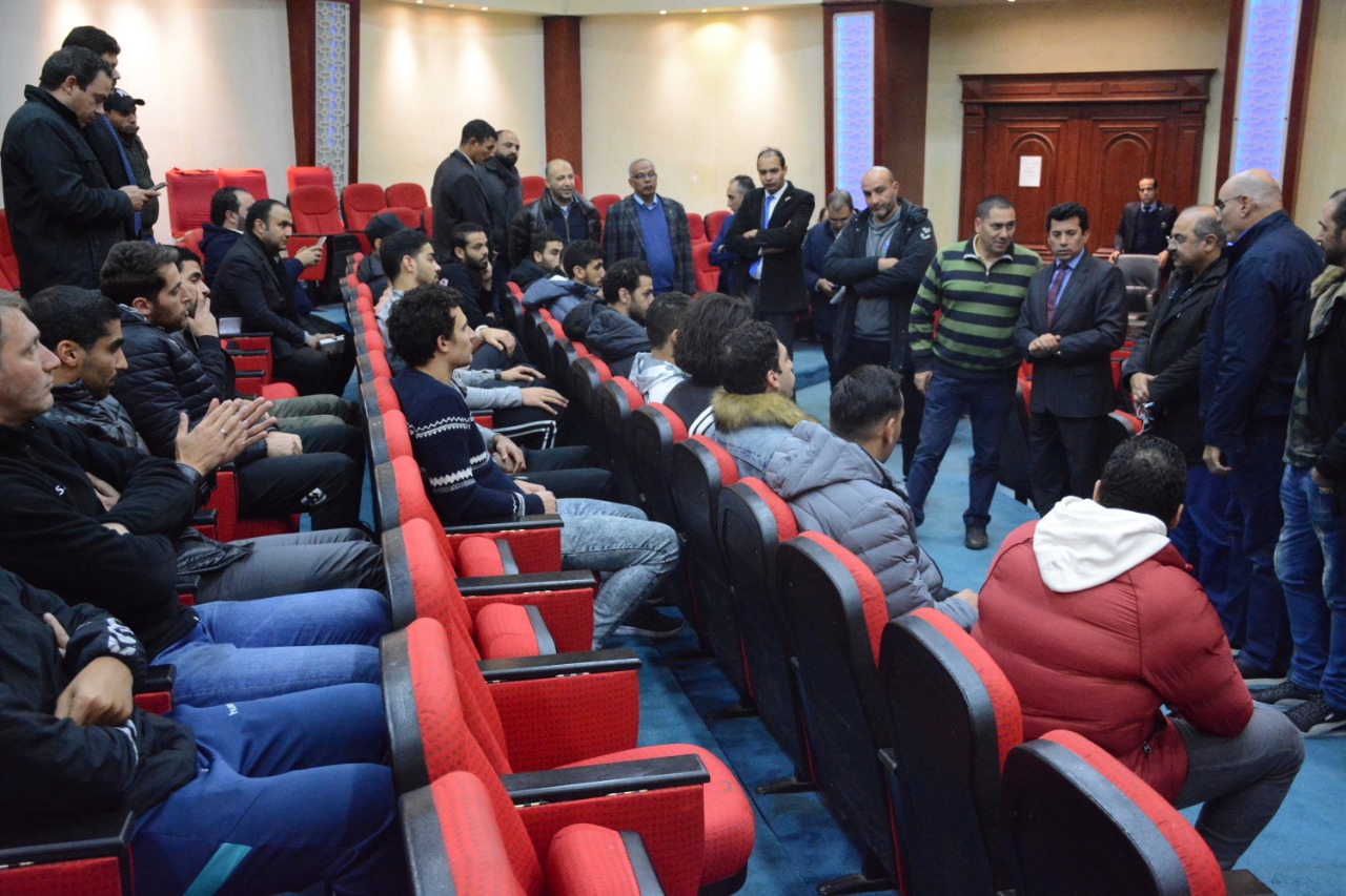 وزير الشباب والرياضة مع لاعبي المنتخب الوطني المصري لكرة اليد  (9)