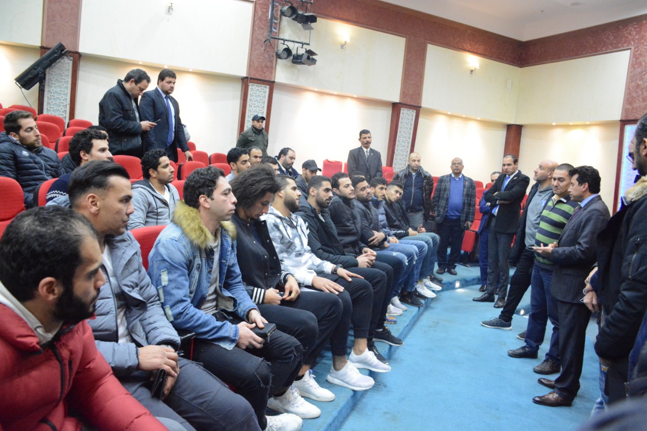 وزير الشباب والرياضة مع لاعبي المنتخب الوطني المصري لكرة اليد  (1)