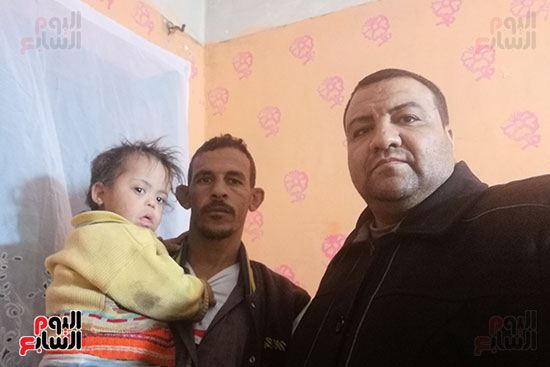 مأساة عامل باليومية يطالب بصرف معاش لابنته المصابة بالتوحد فى سوهاج (1)
