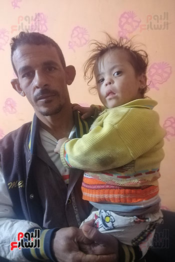 مأساة عامل باليومية يطالب بصرف معاش لابنته المصابة بالتوحد فى سوهاج (2)