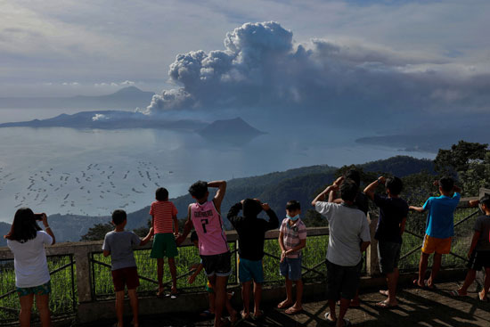أشخاص يشاهدون الانفجار البركانى