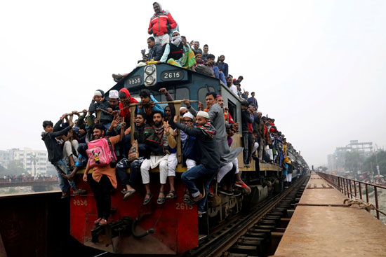 جحافل المسلمين يتسلقون القطارات