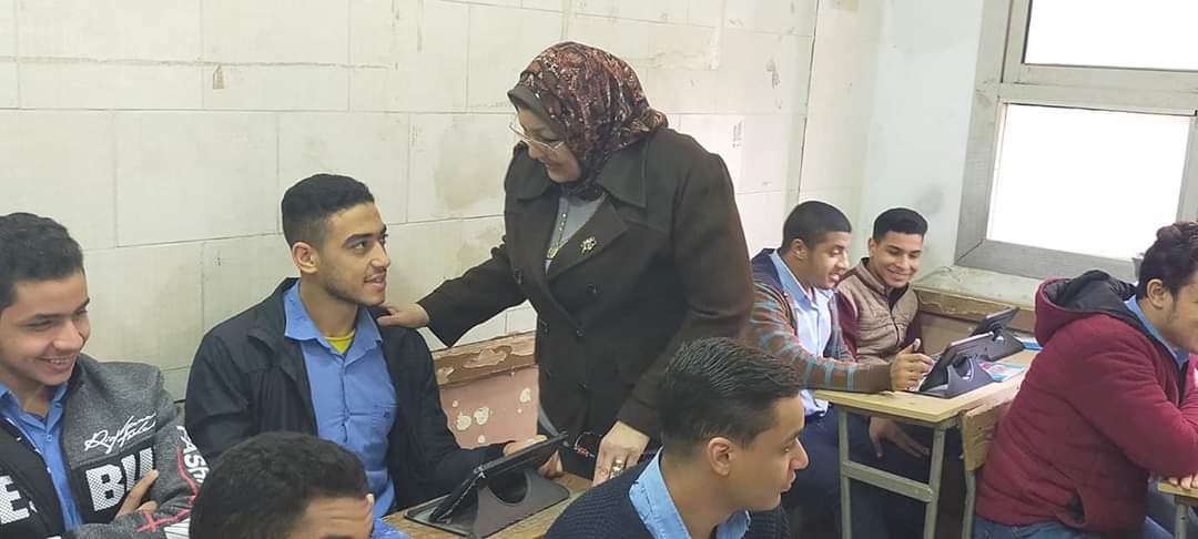 طلاب مدرسة جمال عبد الناصر الثانوية بحدائق القبة يمتحنون إلكترونيا على التابلت (5)