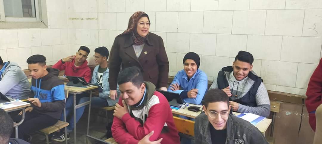 طلاب مدرسة جمال عبد الناصر الثانوية بحدائق القبة يمتحنون إلكترونيا على التابلت (4)