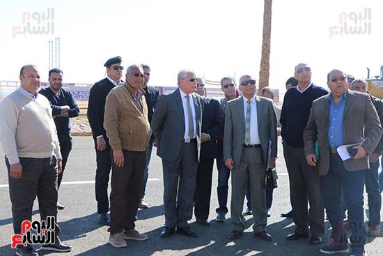 محافظ جنوب سيناء يتفقد الاستعدادات لمهرجان شرم الشيخ التراثى للهجن (4)
