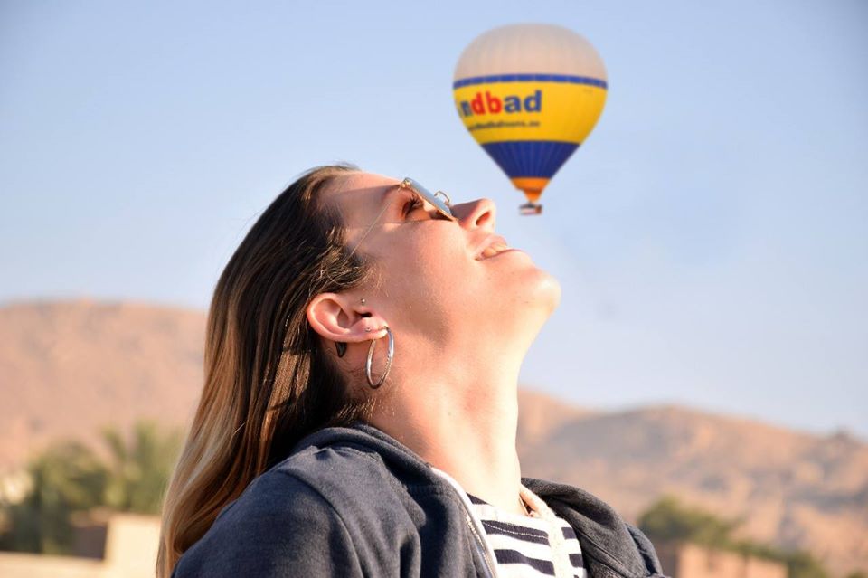 جميلات السائحين من حول العالم يستمتعن برحلات البالون الطائر