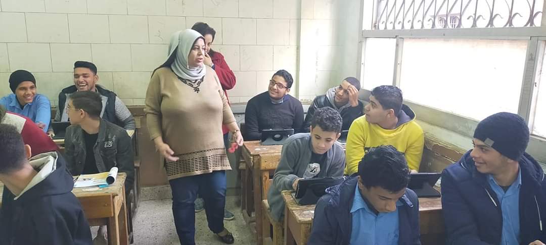 طلاب مدرسة جمال عبد الناصر الثانوية بحدائق القبة يمتحنون إلكترونيا على التابلت (3)