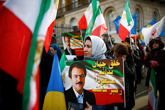 رفع الأعلام الإيرانية فى المظاهرة ببريطانيا
