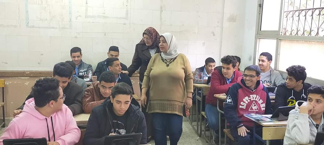 طلاب مدرسة جمال عبد الناصر الثانوية بحدائق القبة يمتحنون إلكترونيا على التابلت (6)
