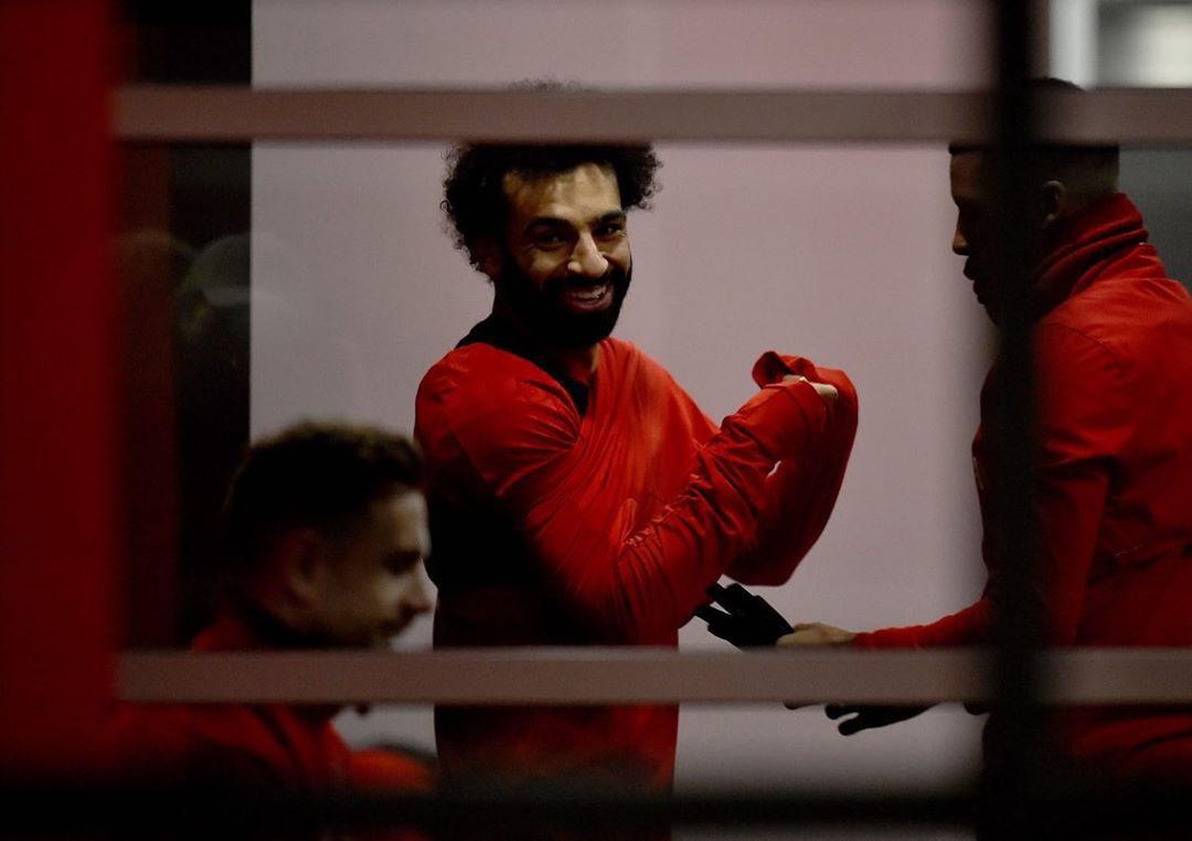 ابتسامة محمد صلاح خلال استعدادات ليفربول قبل مواجهة توتنهام