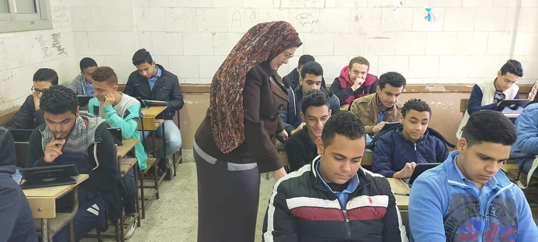 طلاب مدرسة جمال عبد الناصر الثانوية بحدائق القبة يمتحنون إلكترونيا على التابلت (1)