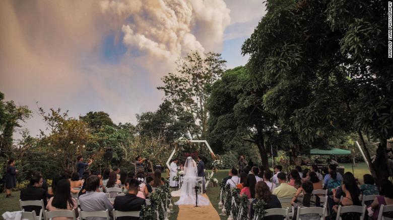 حفل الزفاف فى الفلبين وقت ثوران البرلكان