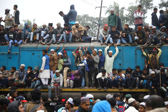 آلاف المسلمين على ظهر القطار