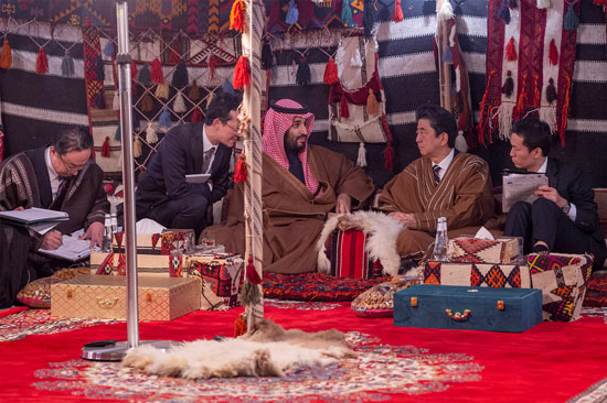 رئيس-وزراء-اليابان-داخل-خيمة-بالسعودية