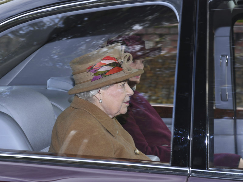 الملكة اليزابيث وظهور جهاز تحسين السمع في اذنها