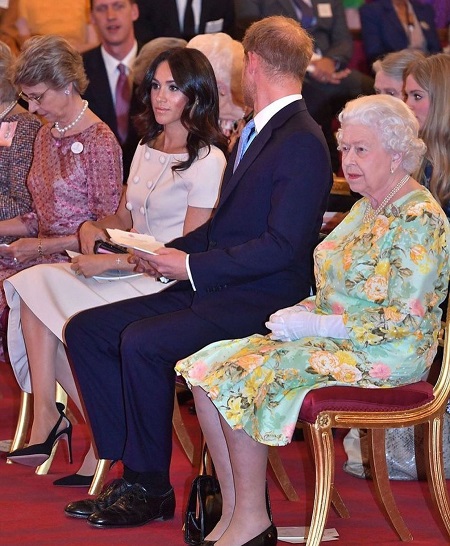 الملكة بجانب الزوجان في احد المناسبات