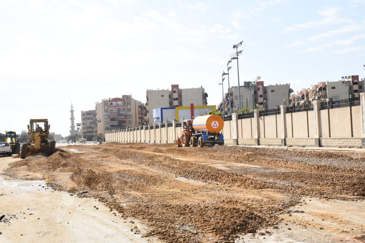 محافظ بورسعيد يتابع آخر تطورات سير الأعمال بشارع البترول (3)