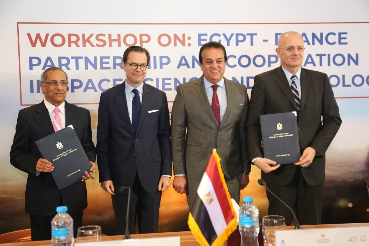 توقيع اتفاقية تعاون بين وكالة الفضاء المصرية  (2)