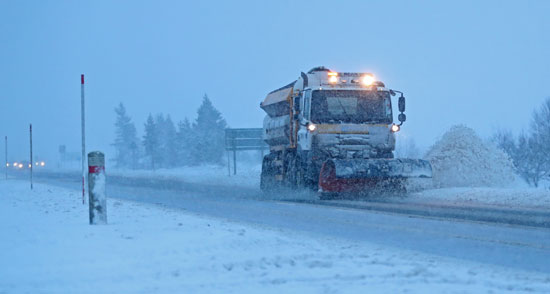 السيارات تزيل الثليج من الطرق الرئيسية بأسكتلندا أثناء العاصفة بريندان