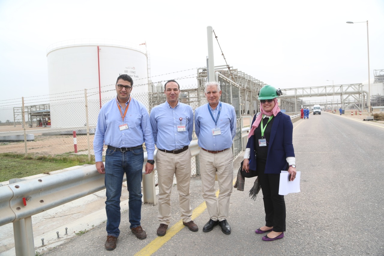 محررة اليوم السابع مع العاملين بمصنع إسالة الغاز بادكو (11)